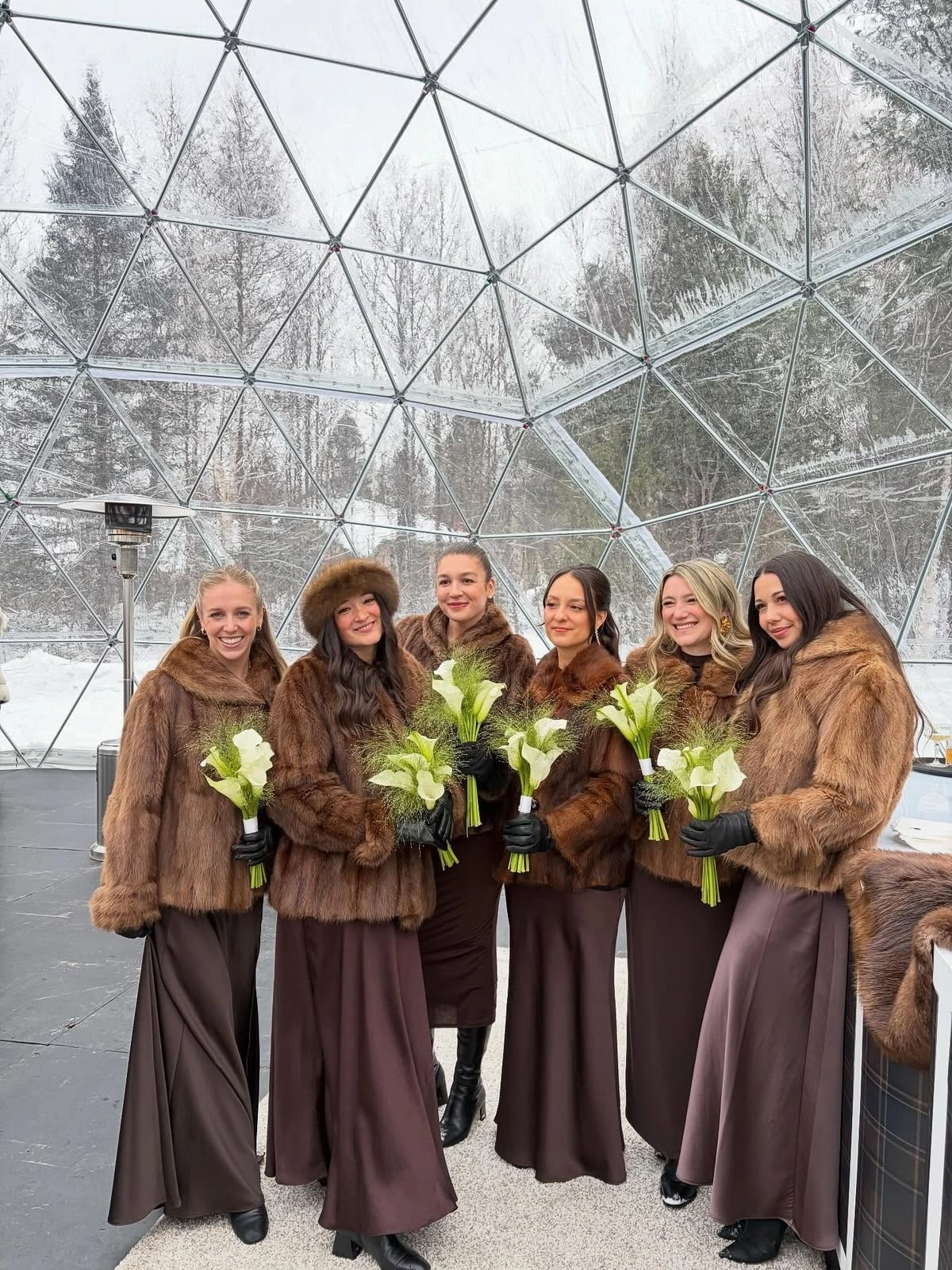 Подружки в меховых шубах с каллами под прозрачным куполом