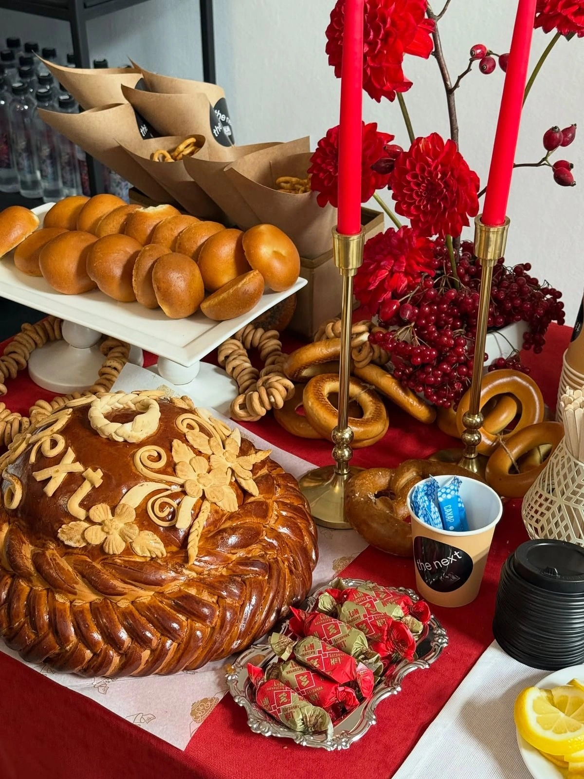 Стол к чаю: каравай, сдоба, баранки, сушки, калина и красные свечи