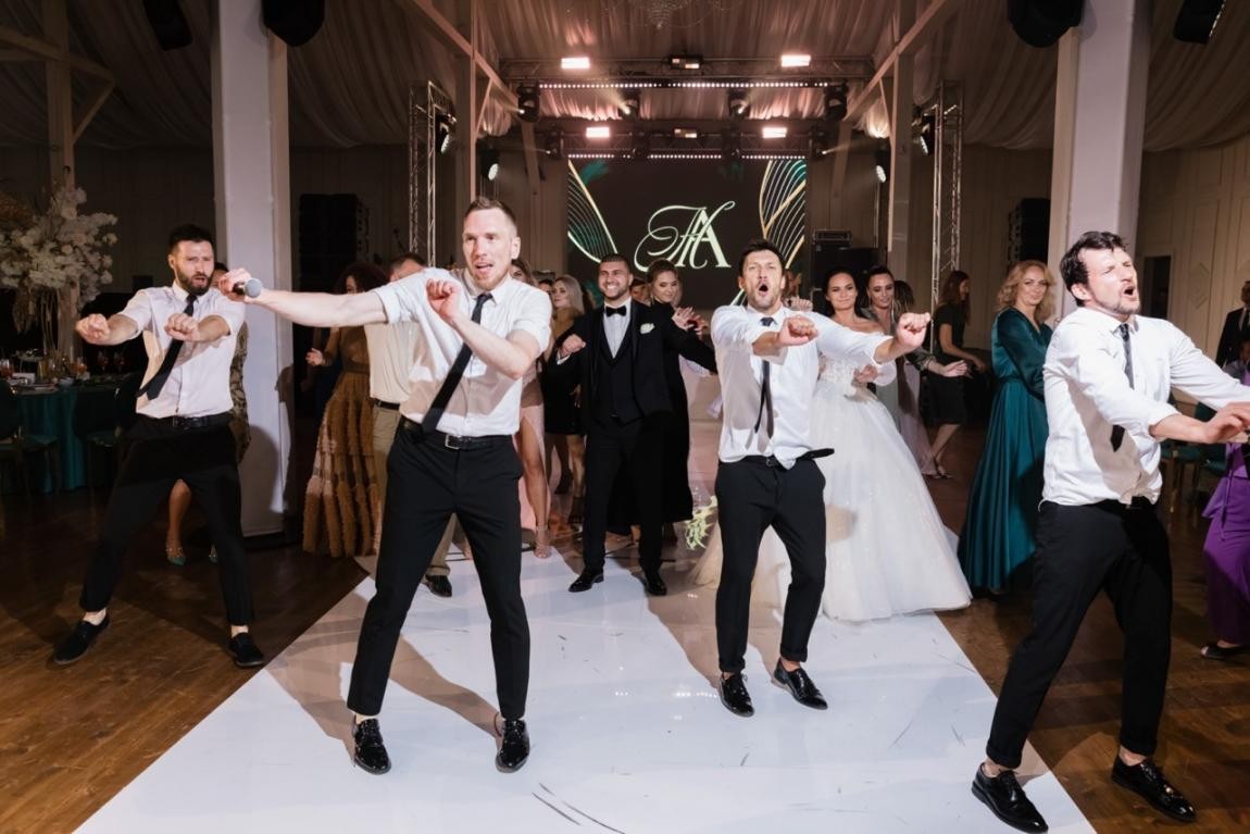 Танцы гостей в командах жениха и невесты на свадебном мероприятии
