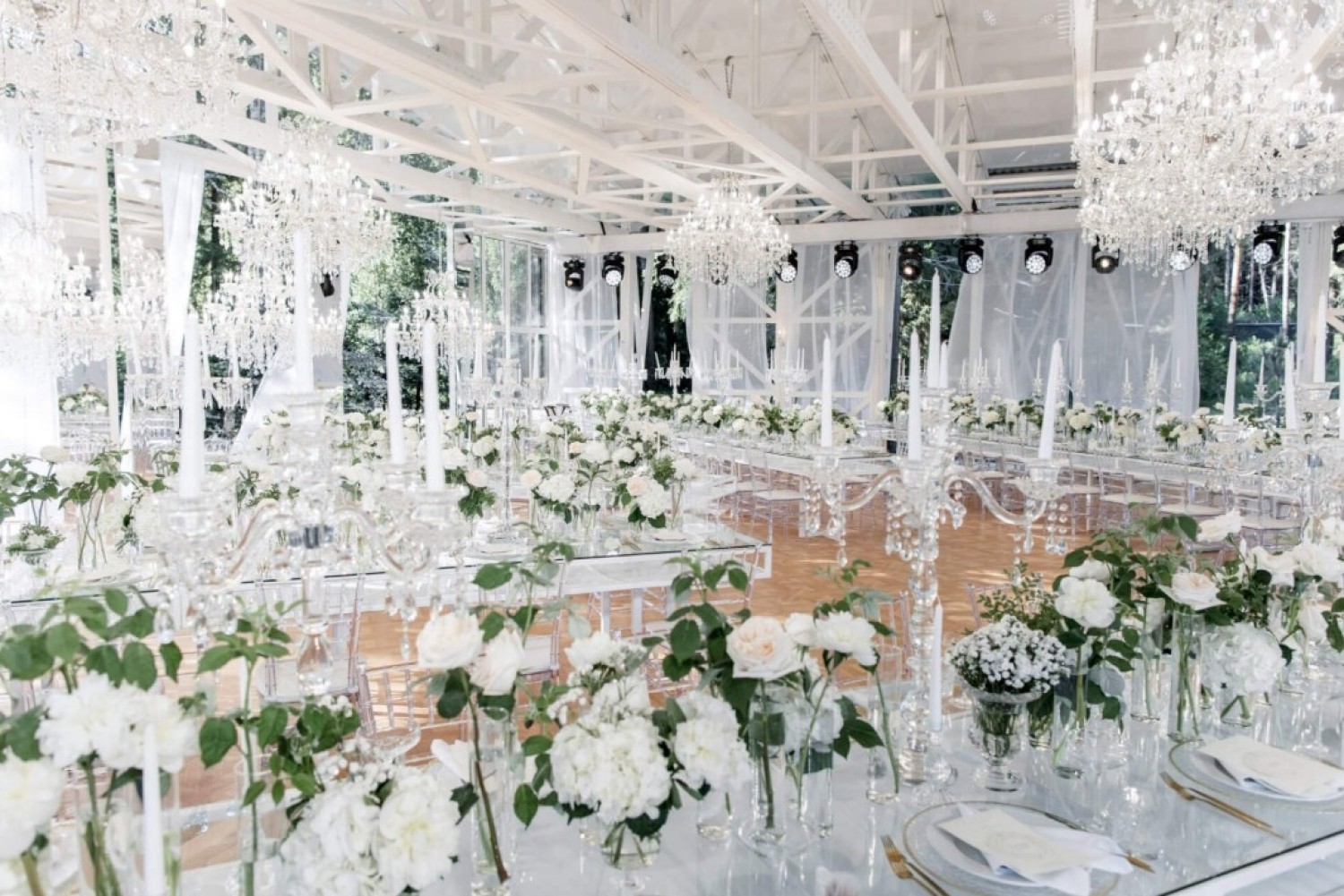 https://wedwed.ru/catalog/ploschadki/restoran-banketny-zal-dlya-svadbi/