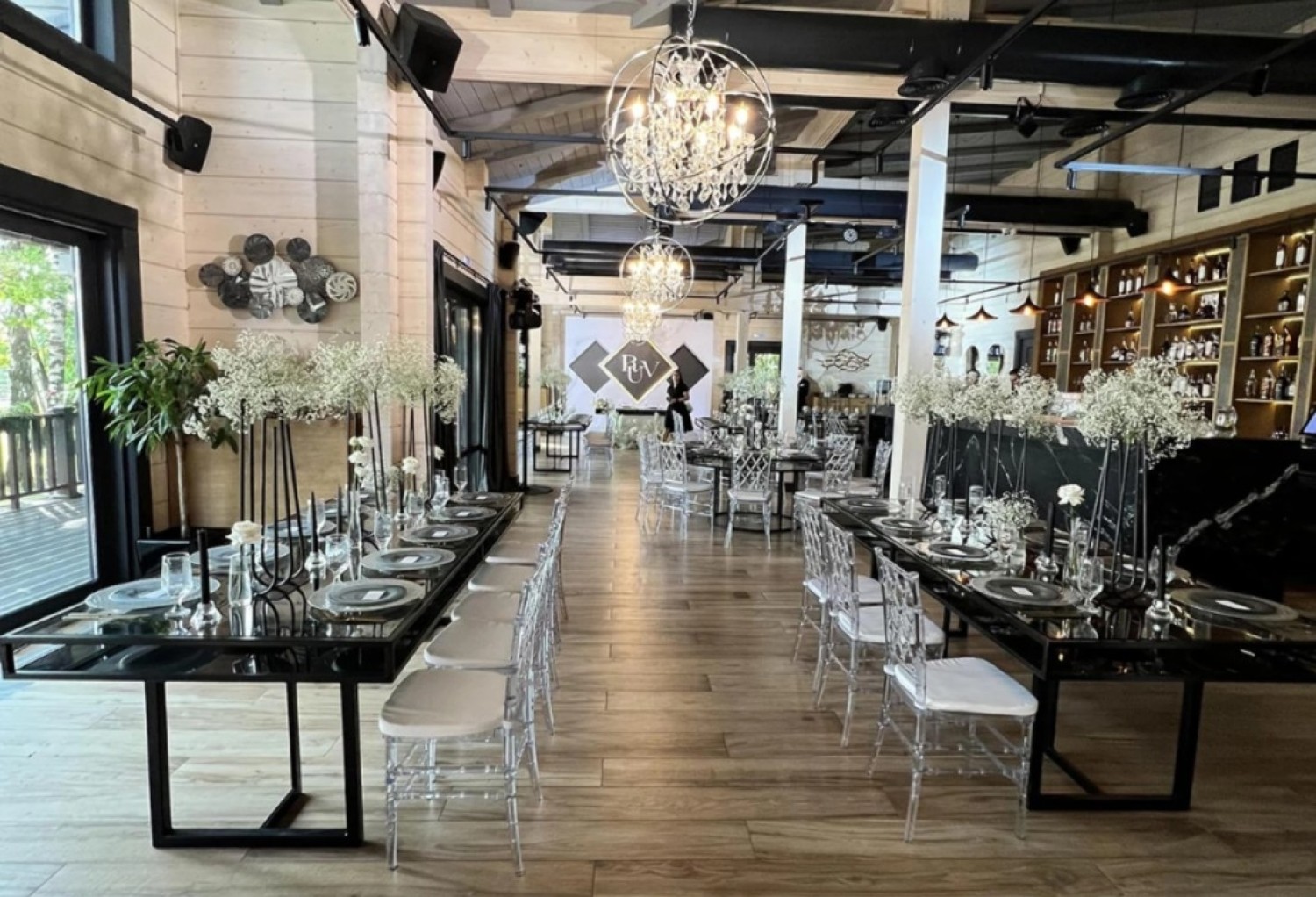 https://wedwed.ru/catalog/ploschadki/restoran-banketny-zal-dlya-svadbi/