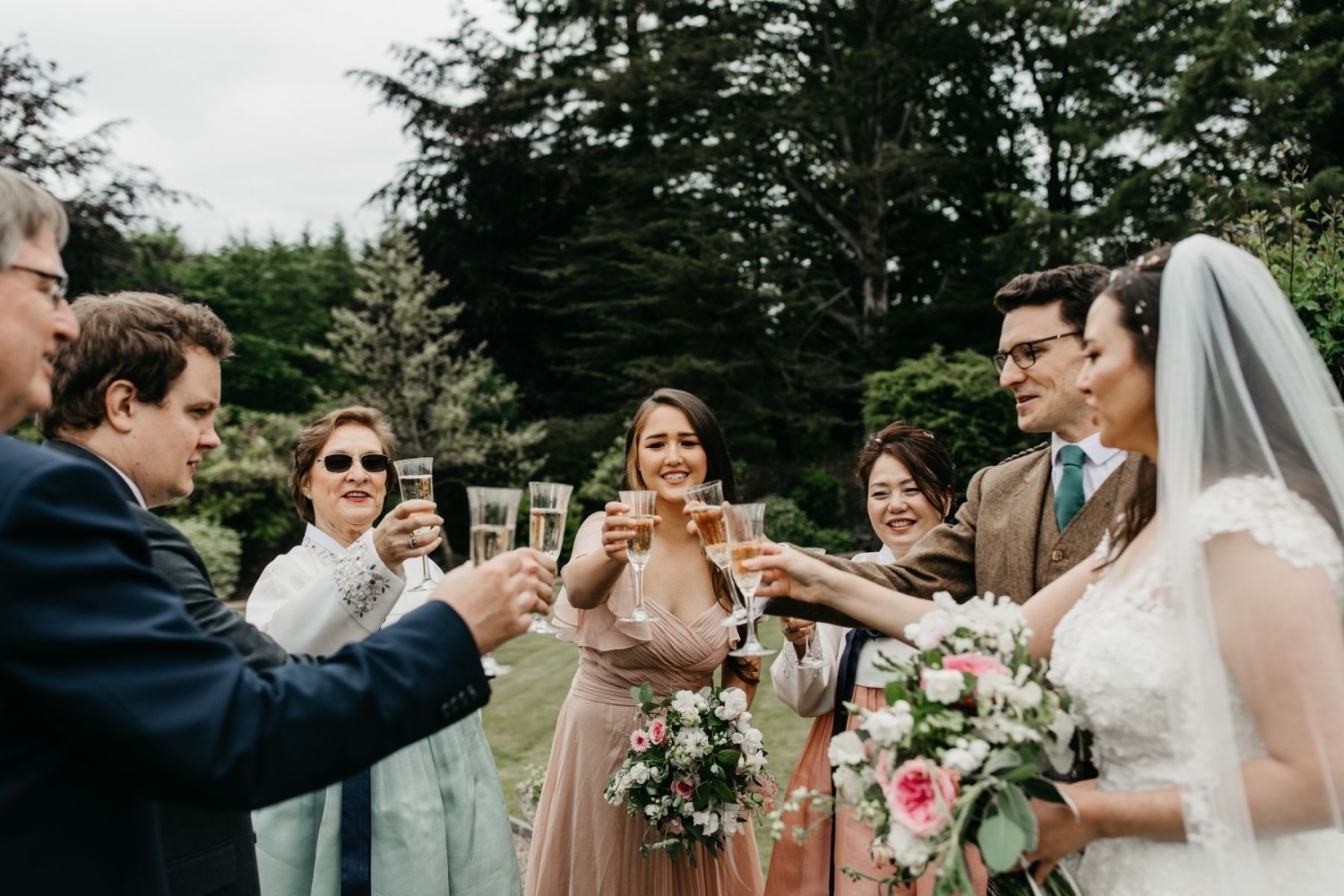 Какие свадебные фото точно должны попасть в ваш семейный альбом | WedWed