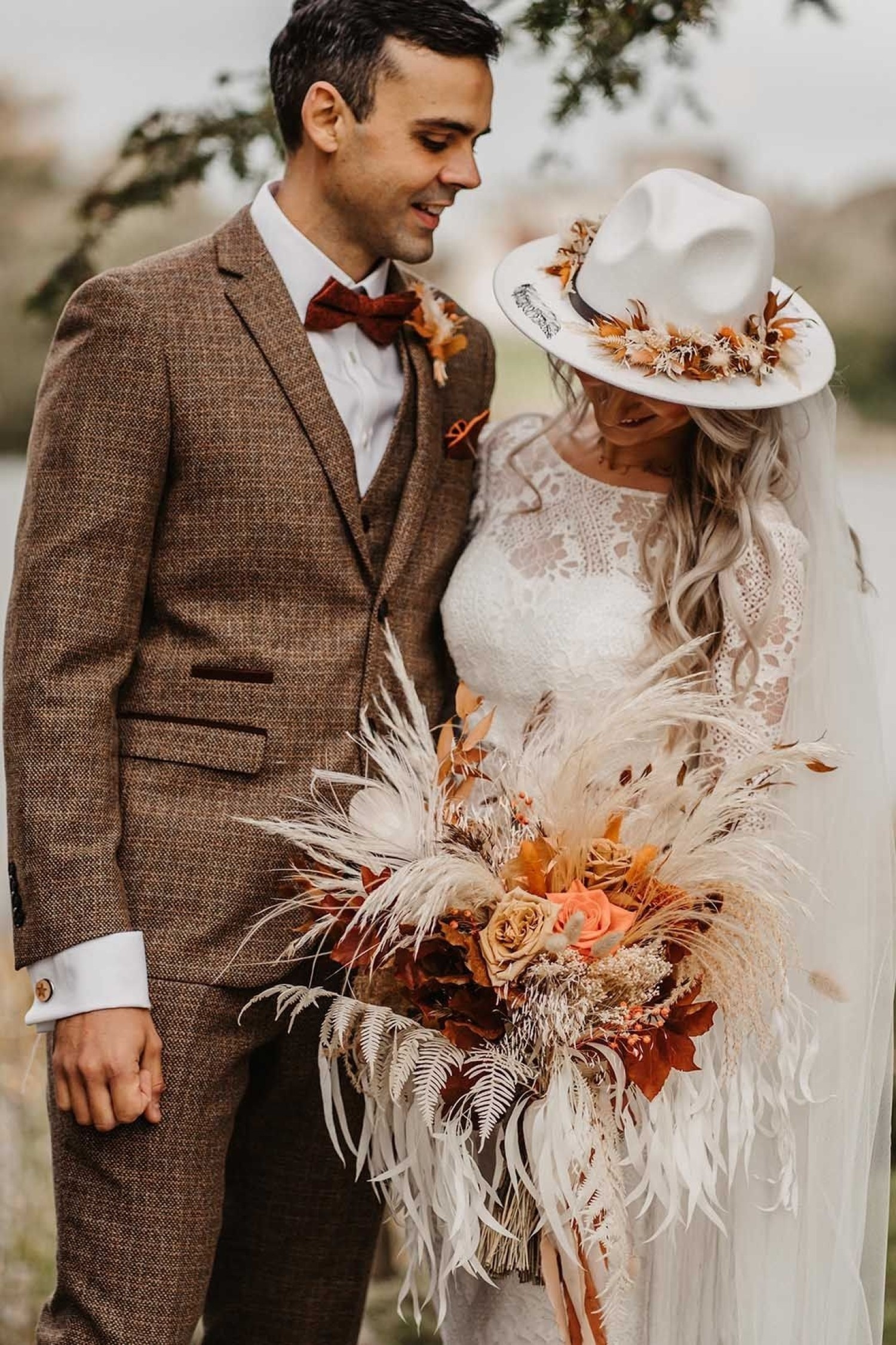 Обзор интересных свадебных аксессуаров: вуали, тиары, шляпы и не только | Блог Larne