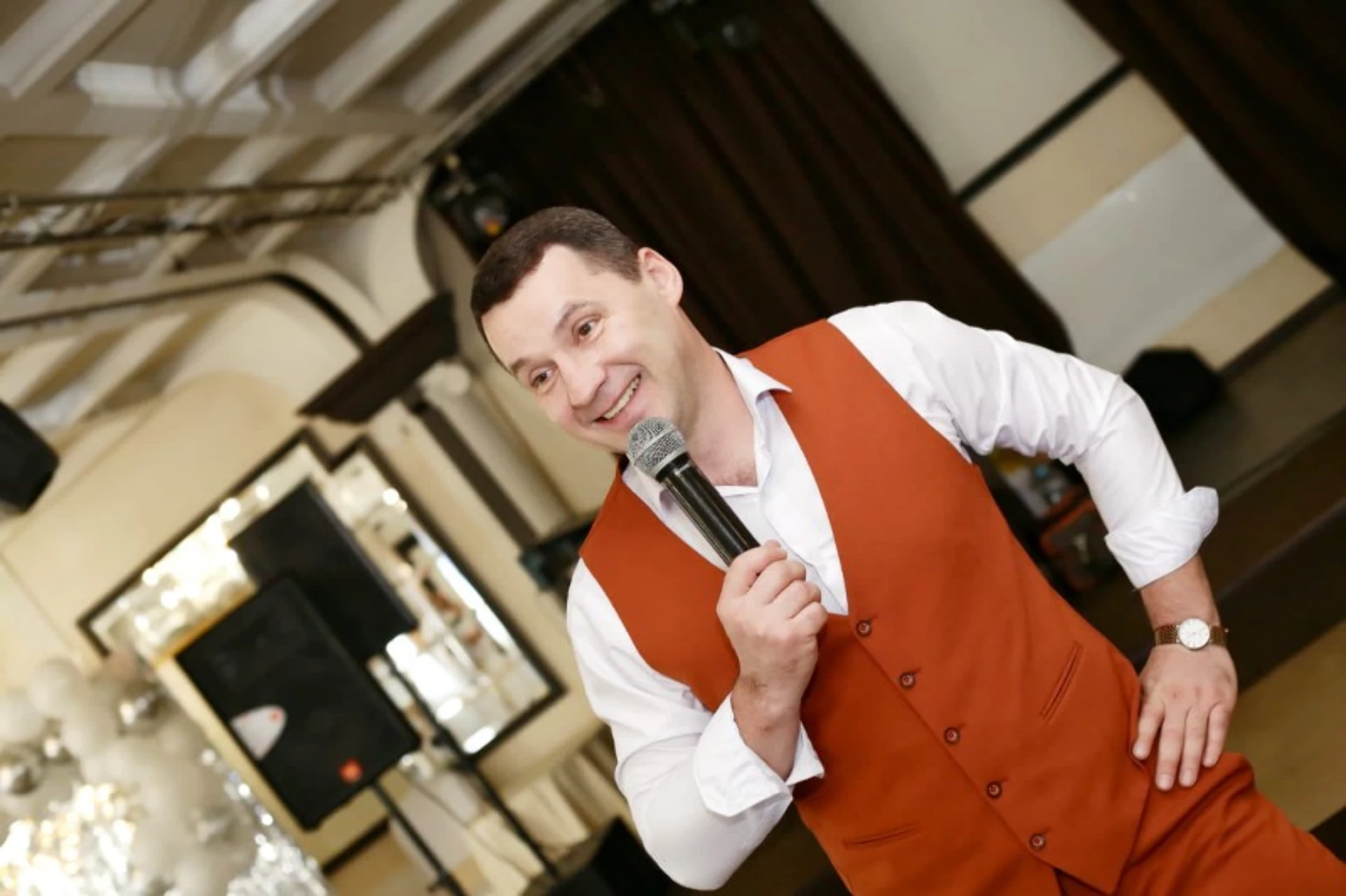 Ведущий Денис Колесников