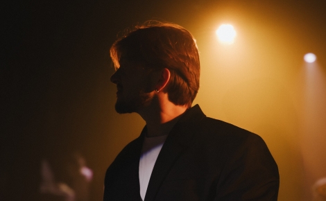 Ведущий Илья Никишин