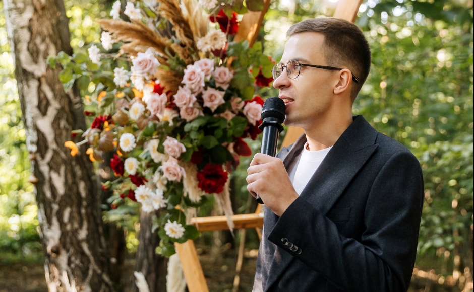 Ведущий Алексей Емельянов